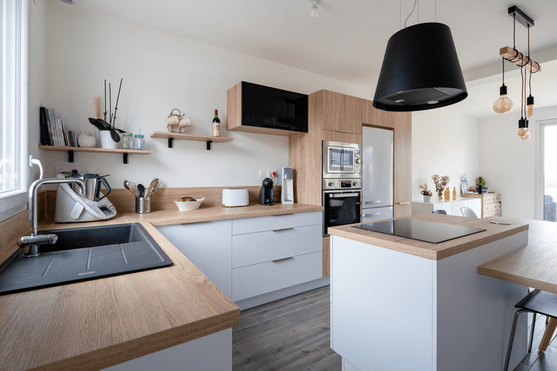Cuisine ouverte bois et blanche avec îlot central à Héric | Raison Home